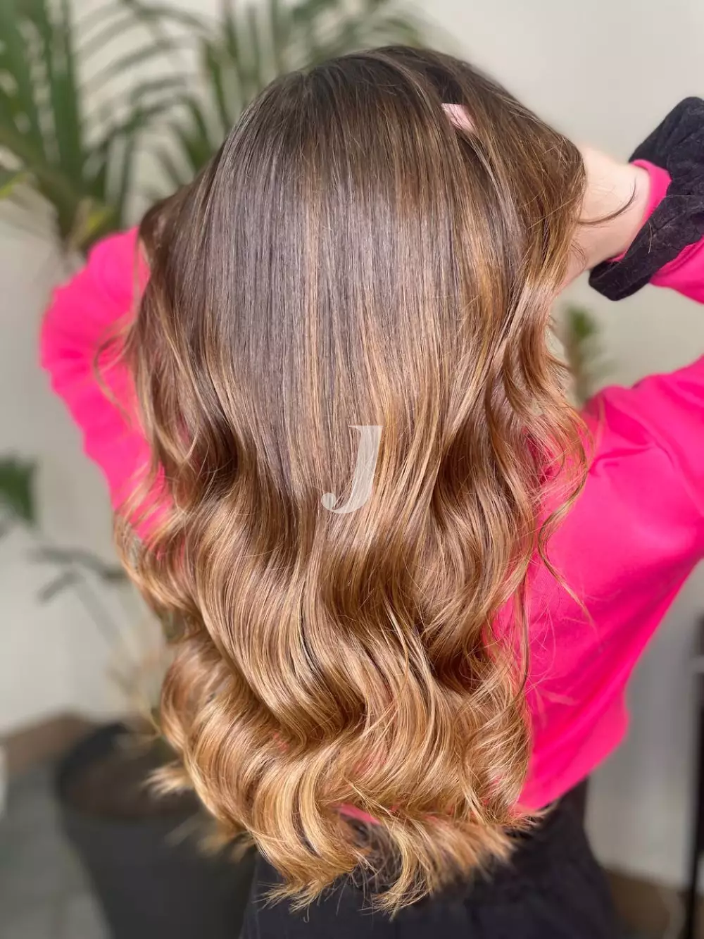 Foto di donna con capelli lunghi biondo scuro dorato