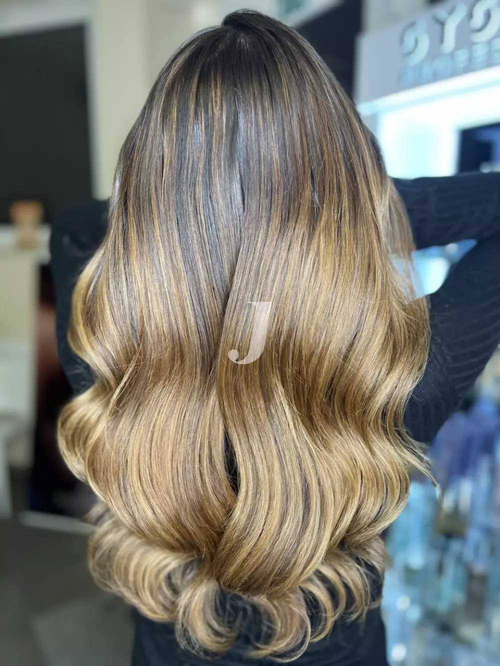 Foto di donna con capelli lunghi biondo scuro dorato