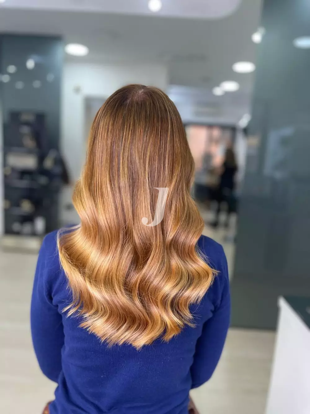 Foto di donna con capelli lunghi biondo scuro dorato