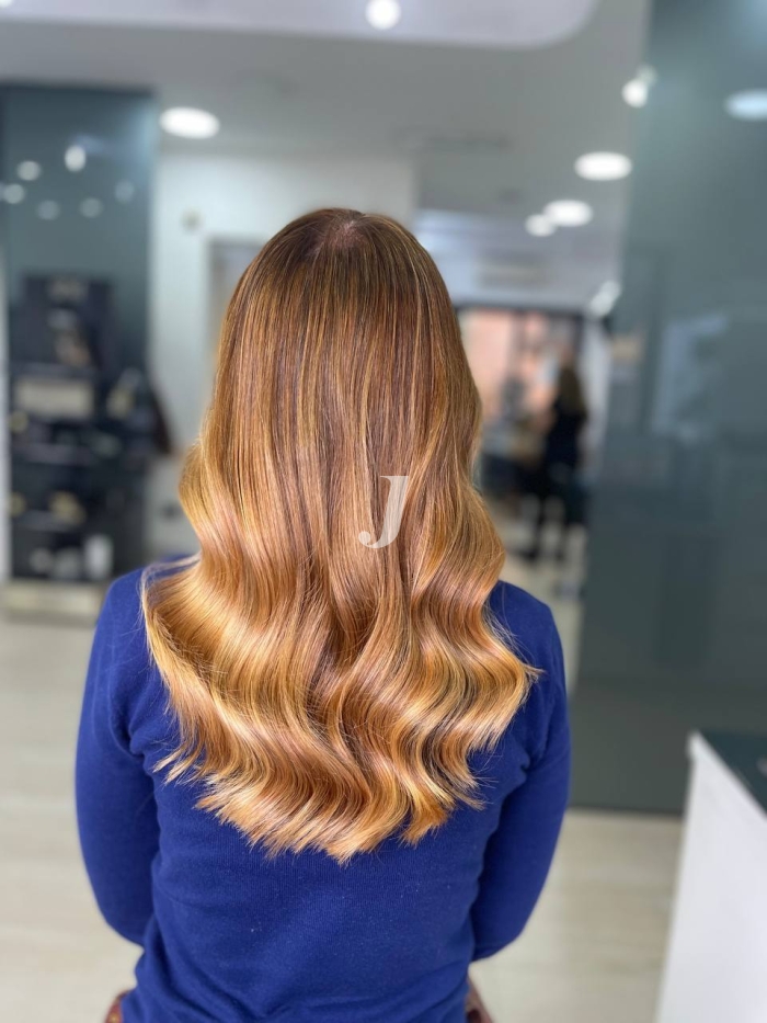 Foto di donna con capelli lunghi biondo scuro dorato