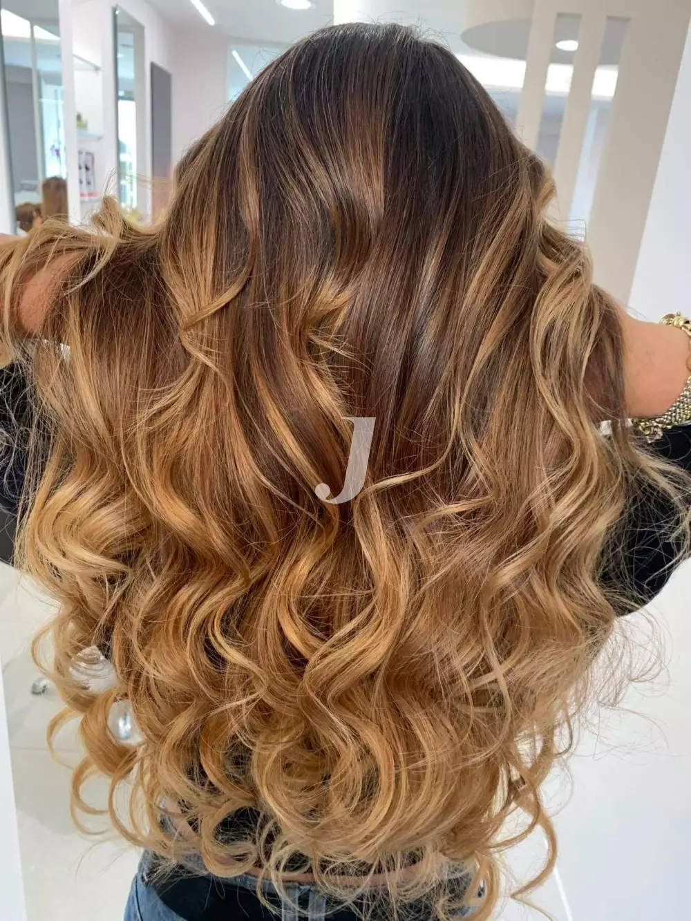 Foto di donna con capelli lunghi biondo scuro dorato