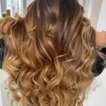 Foto di donna con capelli lunghi biondo scuro dorato