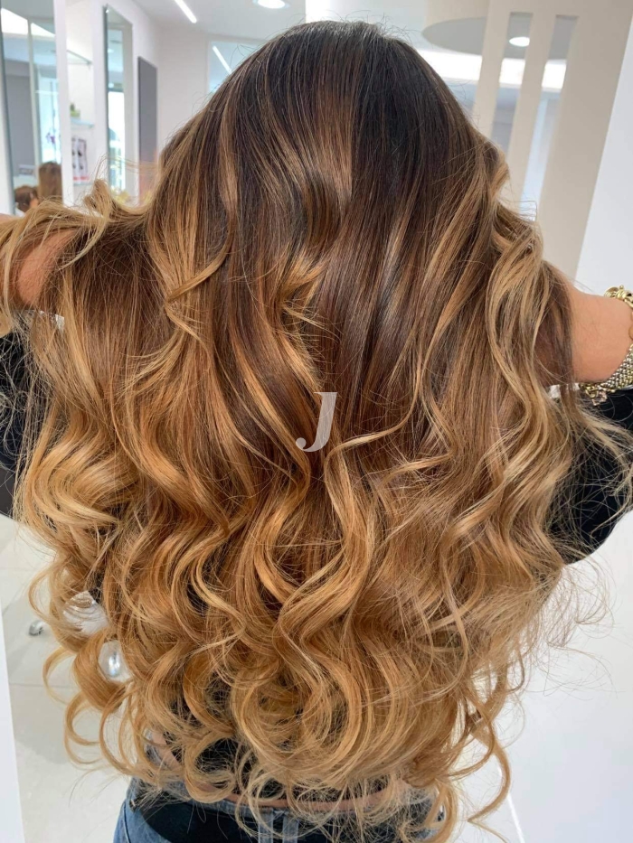 Foto di donna con capelli lunghi biondo scuro dorato