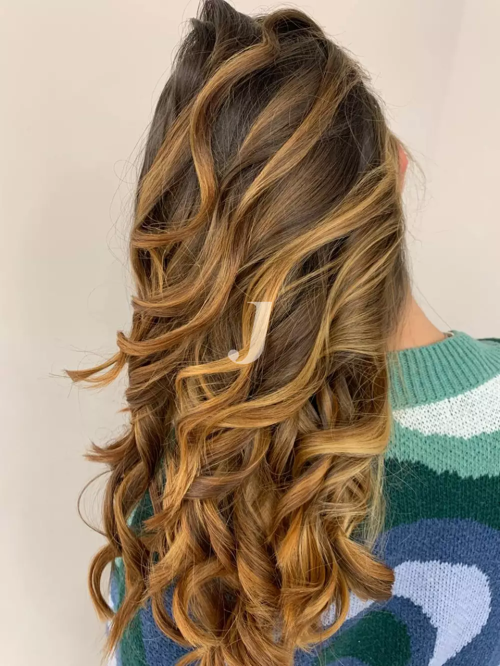 Foto di donna con capelli lunghi biondo scuro dorato