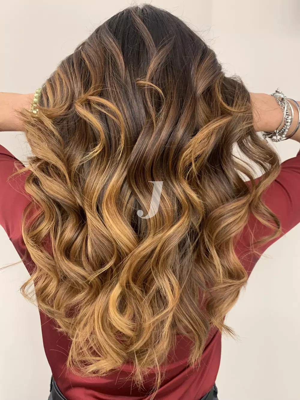 Foto di donna con capelli lunghi biondo scuro dorato