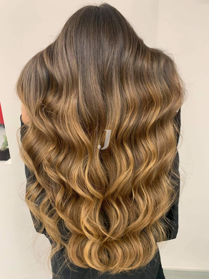 Foto di donna con capelli lunghi biondo scuro dorato