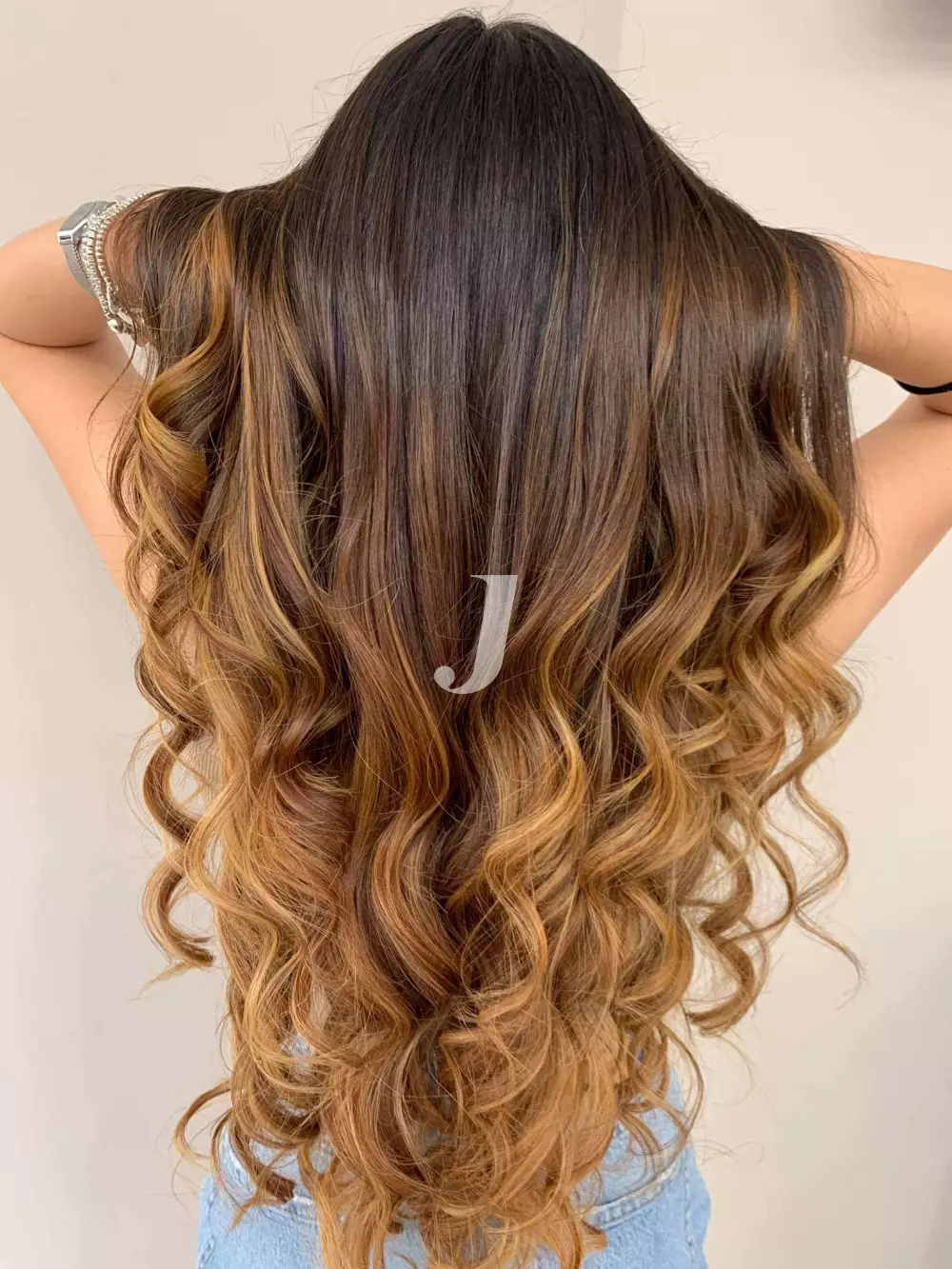 Foto di donna con capelli lunghi biondo scuro dorato