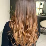 Foto di donna con capelli lunghi biondo scuro dorato