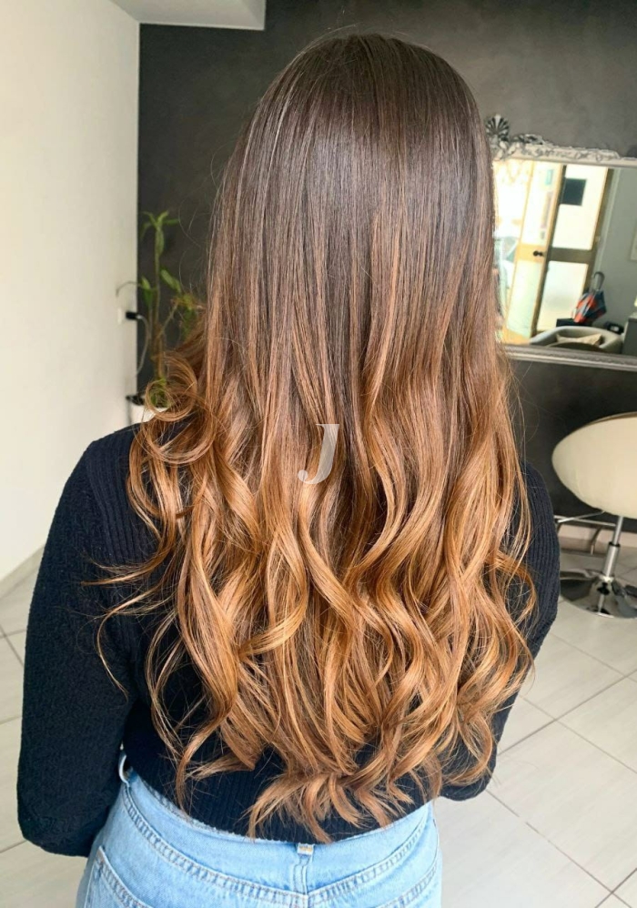 Foto di donna con capelli lunghi biondo scuro dorato