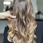 Foto di donna con capelli lunghi biondo scuro dorato