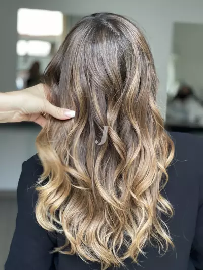 Foto di donna con capelli lunghi biondo scuro dorato