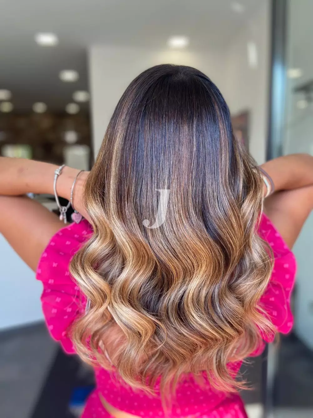 Foto di donna con capelli lunghi biondo scuro dorato