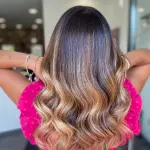 Foto di donna con capelli lunghi biondo scuro dorato