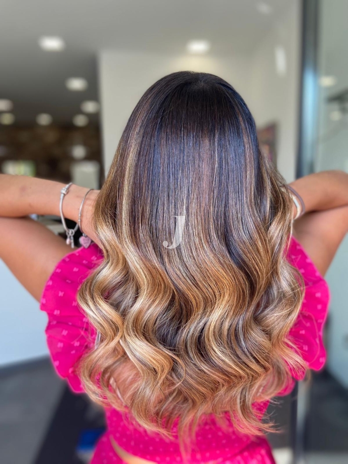 Foto di donna con capelli lunghi biondo scuro dorato