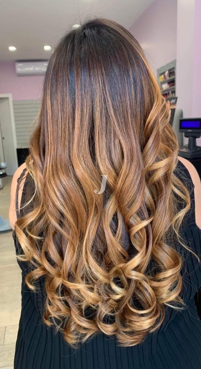 Foto di donna con capelli lunghi biondo scuro dorato