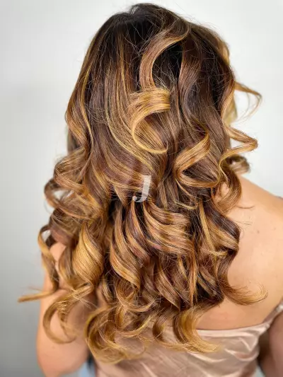 Foto di donna con capelli lunghi biondo scuro dorato