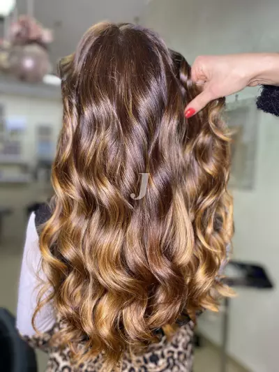 Foto di donna con capelli lunghi biondo scuro dorato