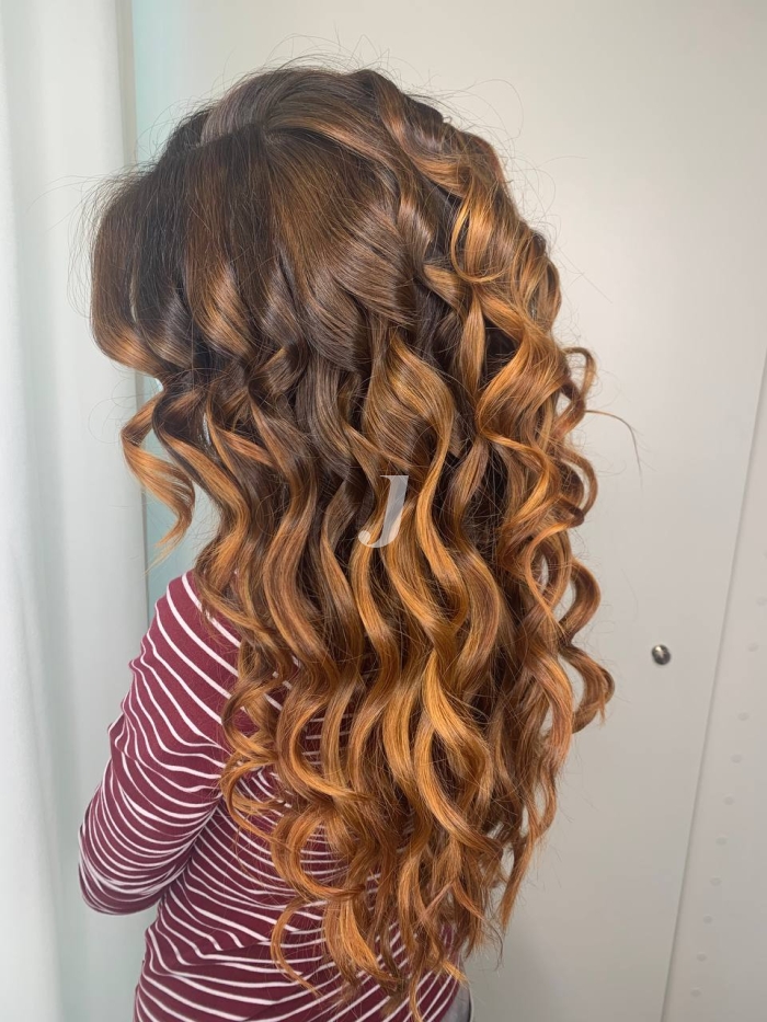 Foto di donna con capelli lunghi biondo scuro dorato