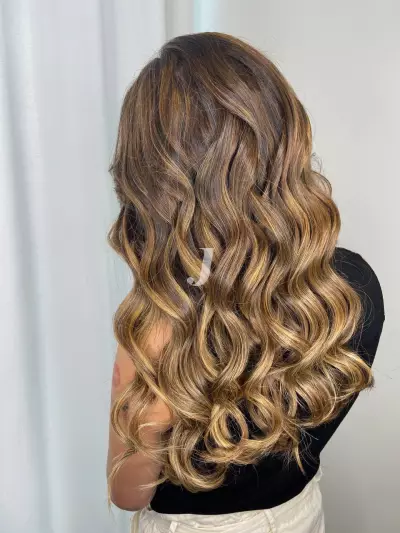 Foto di donna con capelli lunghi biondo scuro dorato