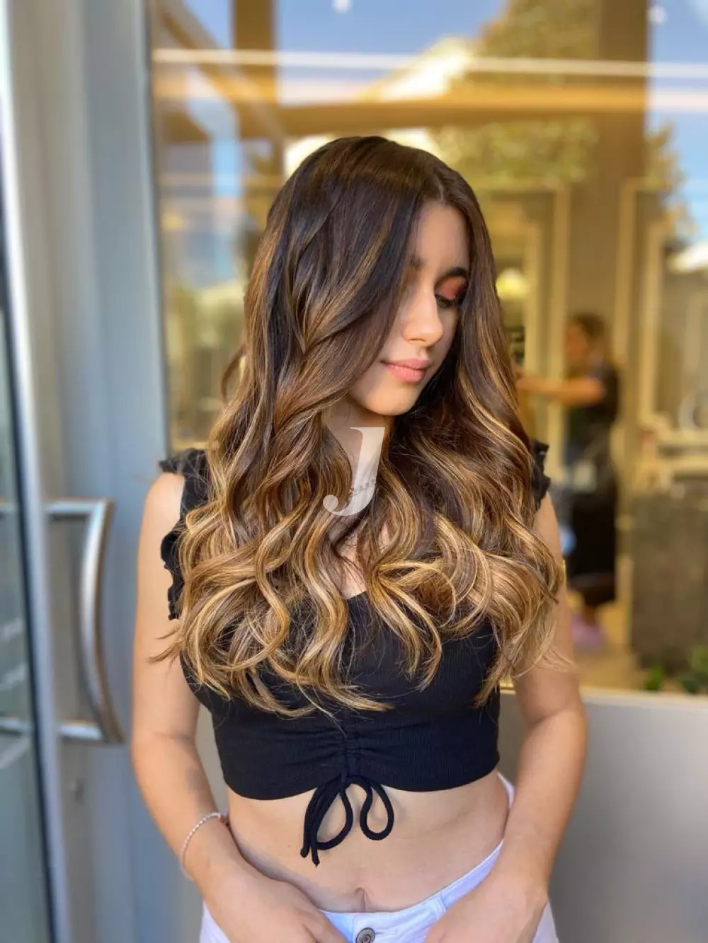 Foto di donna con capelli lunghi biondo scuro dorato