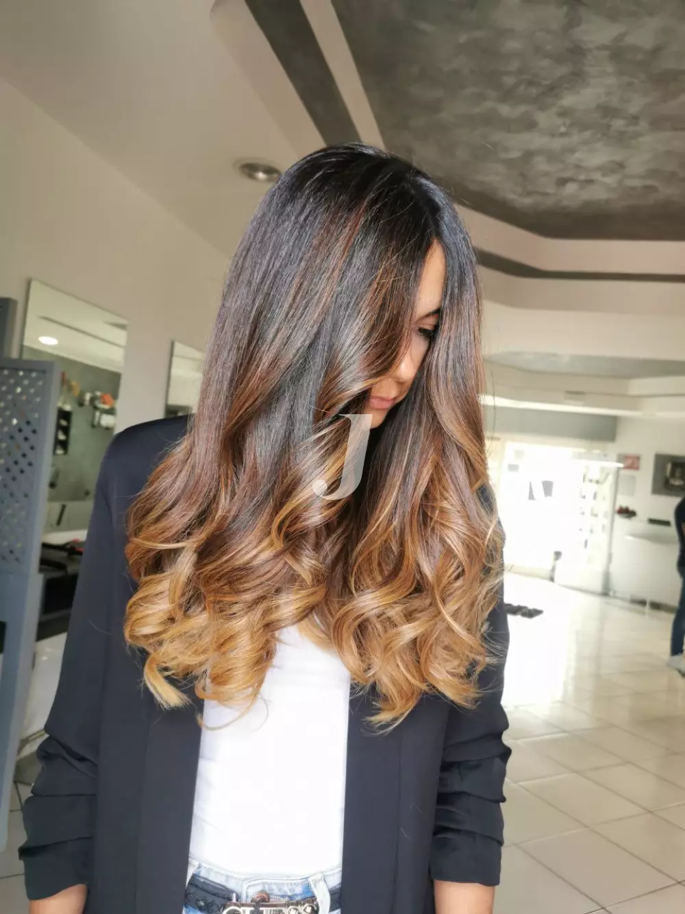 Foto di donna con capelli lunghi biondo scuro dorato