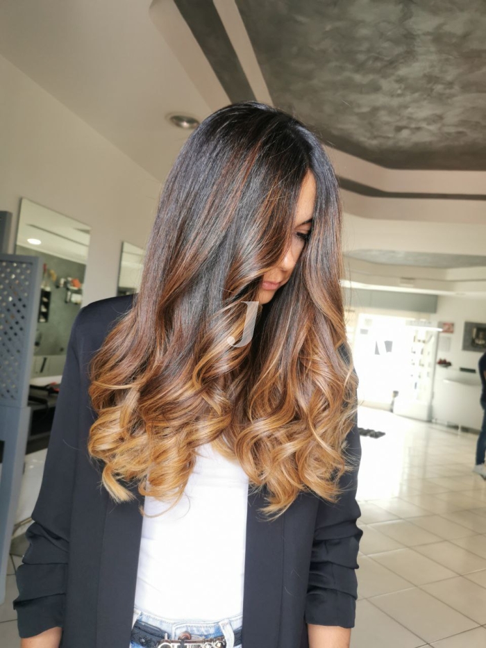 Foto di donna con capelli lunghi biondo scuro dorato