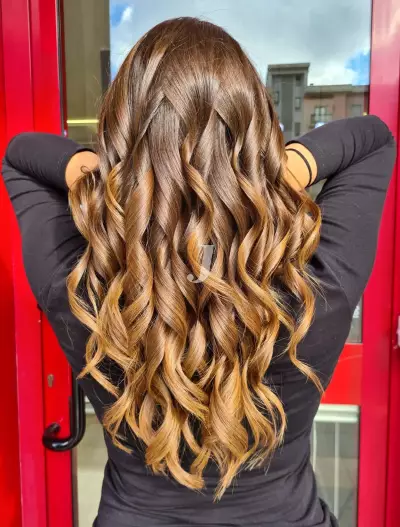 Foto di donna con capelli lunghi biondo scuro dorato