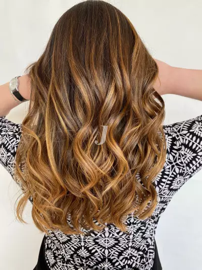 Foto di donna con capelli lunghi biondo scuro dorato