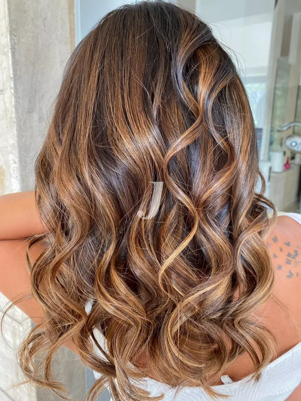 Foto di donna con capelli lunghi biondo scuro dorato