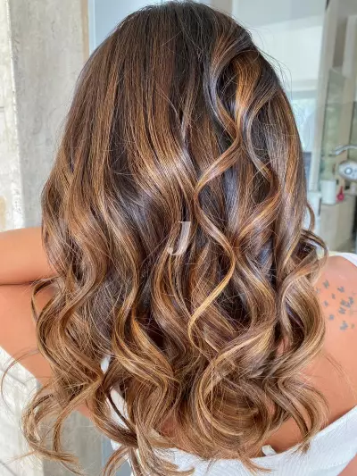 Foto di donna con capelli lunghi biondo scuro dorato