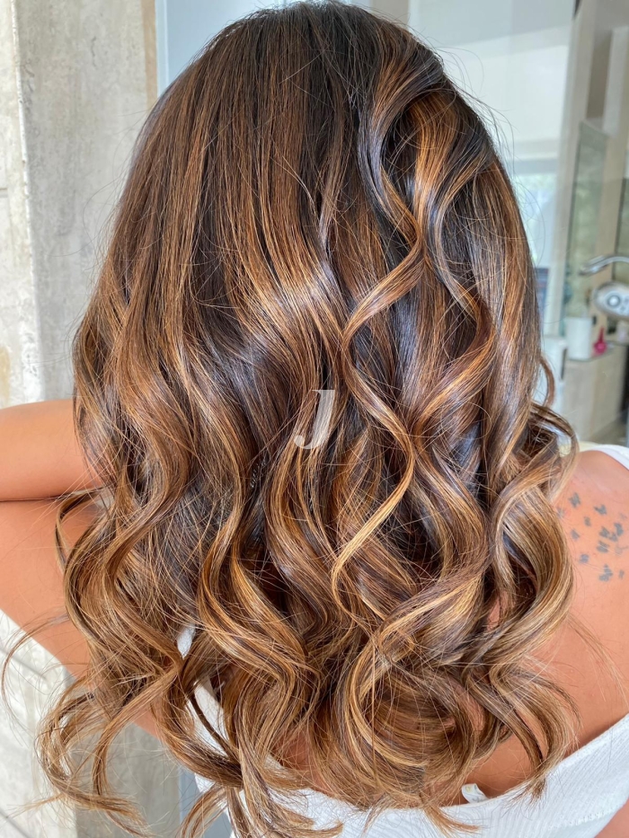 Foto di donna con capelli lunghi biondo scuro dorato