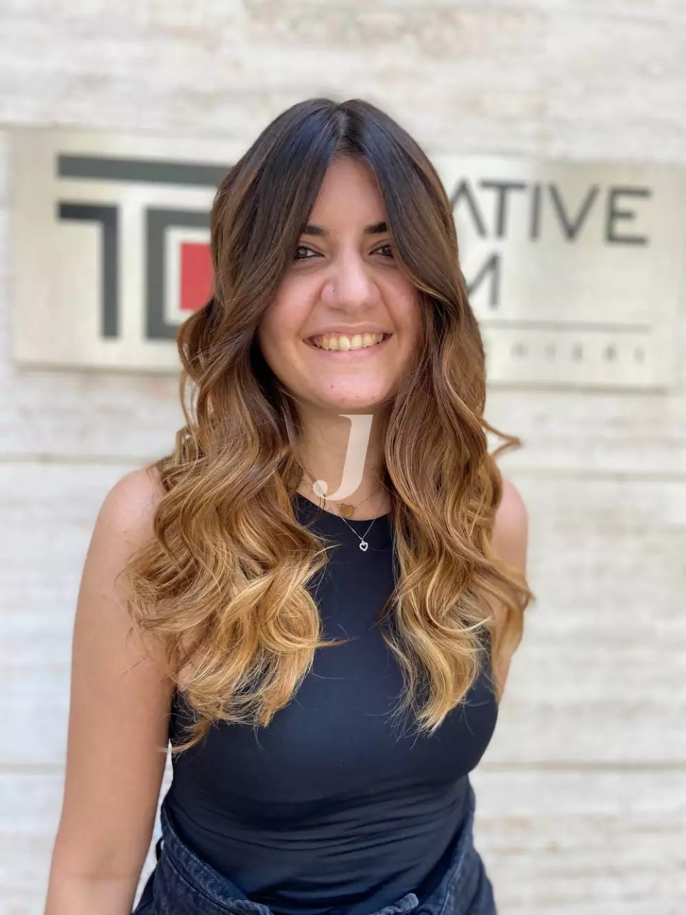 Foto di donna con capelli lunghi biondo scuro dorato