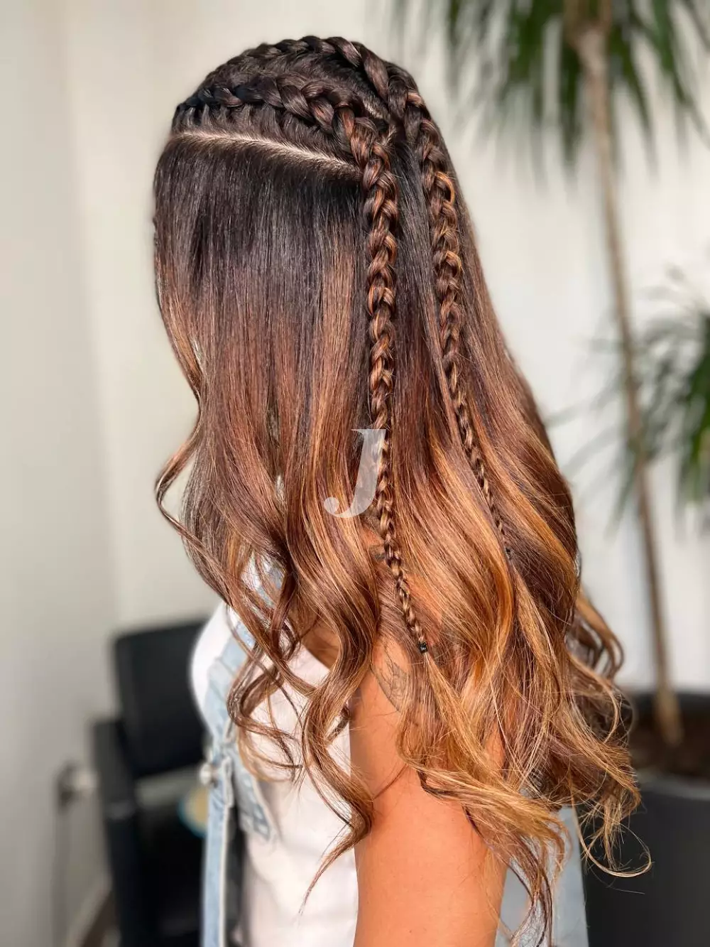 Foto di donna con capelli lunghi biondo scuro dorato