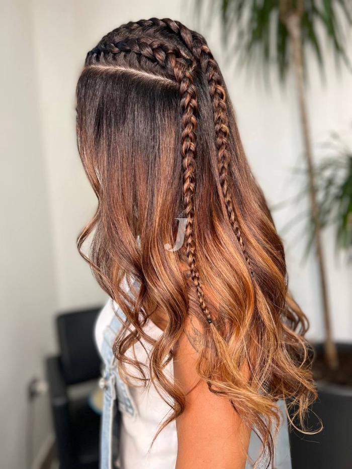 Foto di donna con capelli lunghi biondo scuro dorato