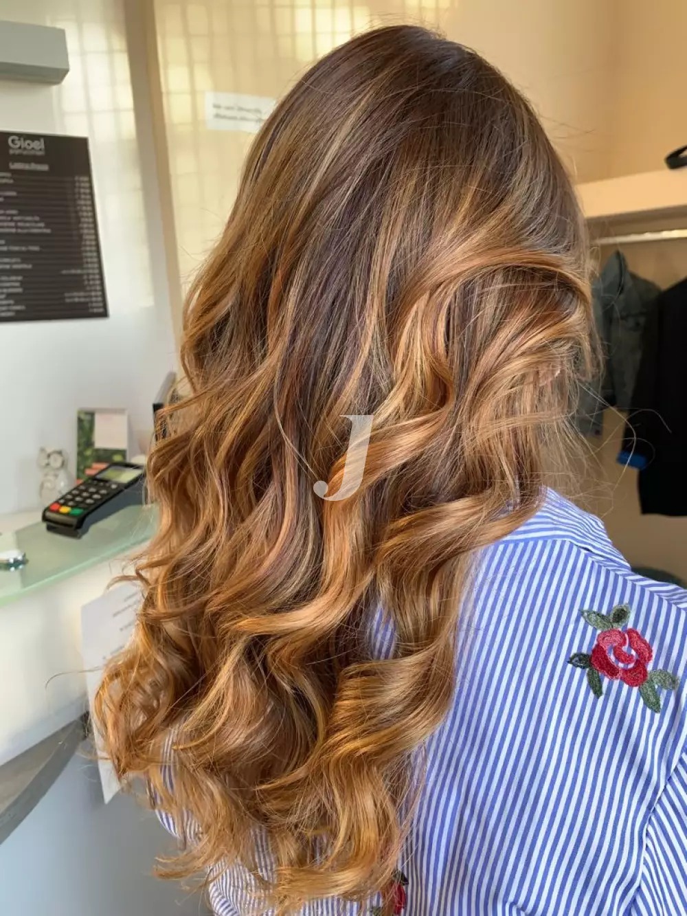 Foto di donna con capelli lunghi biondo scuro dorato