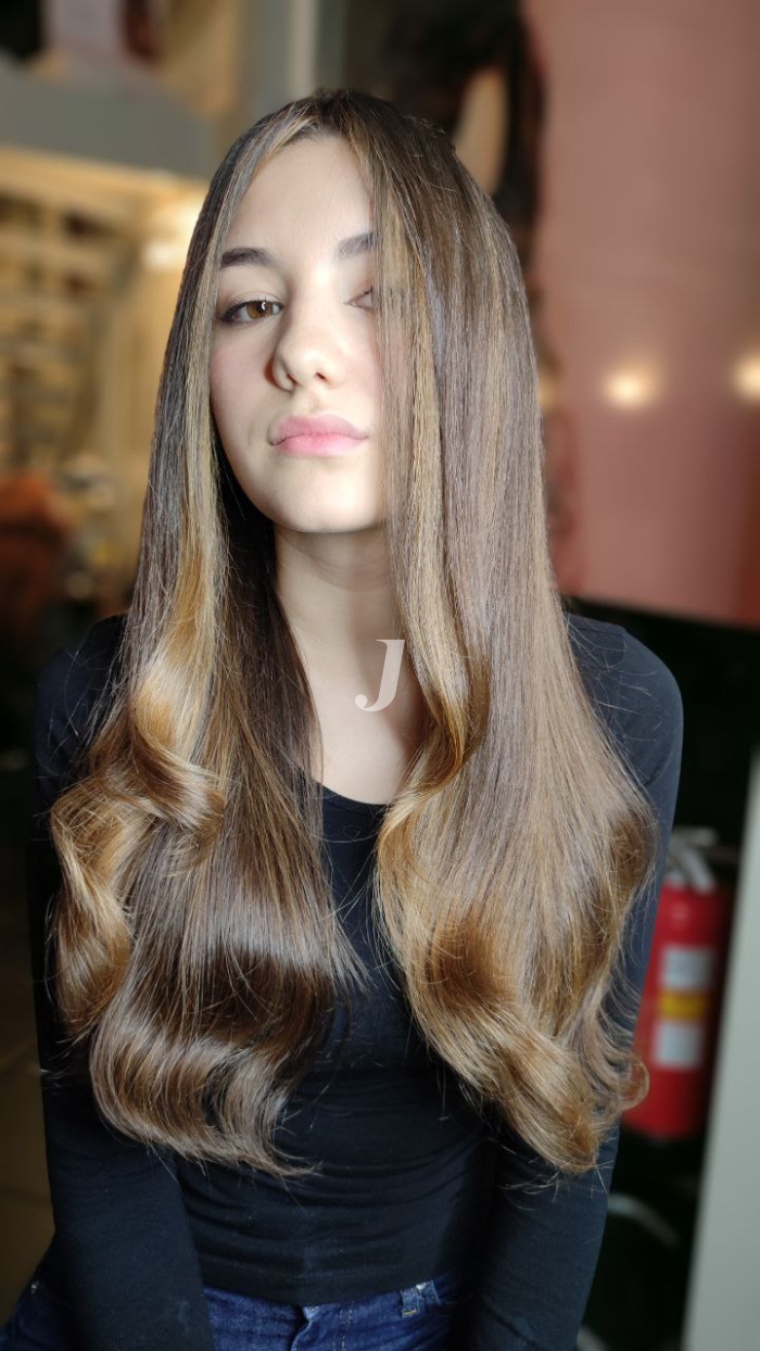 Foto di donna con capelli lunghi biondo scuro sabbia