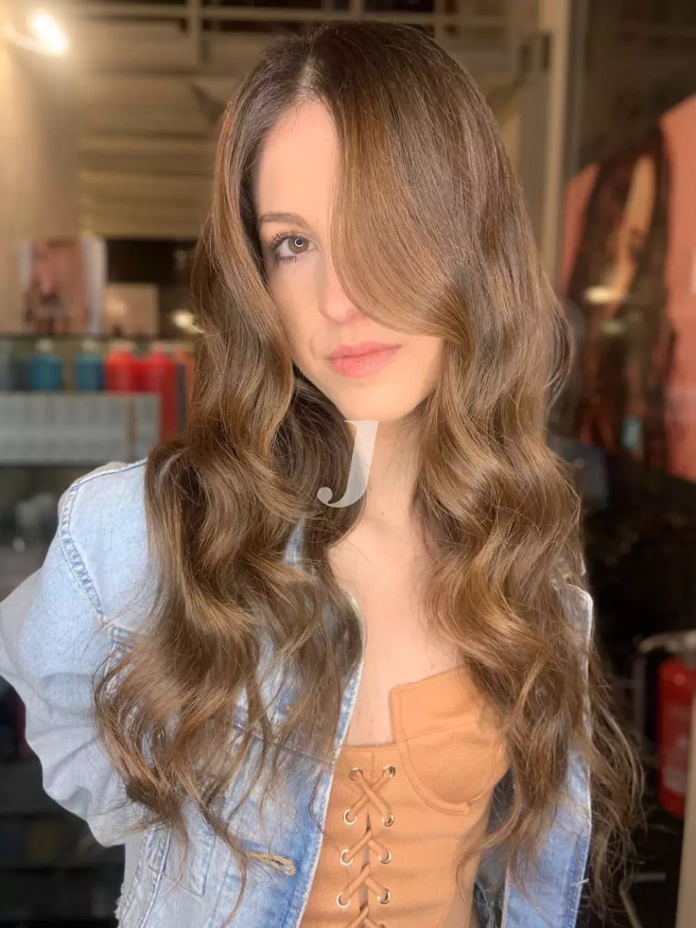 Foto di donna con capelli lunghi biondo scuro sabbia