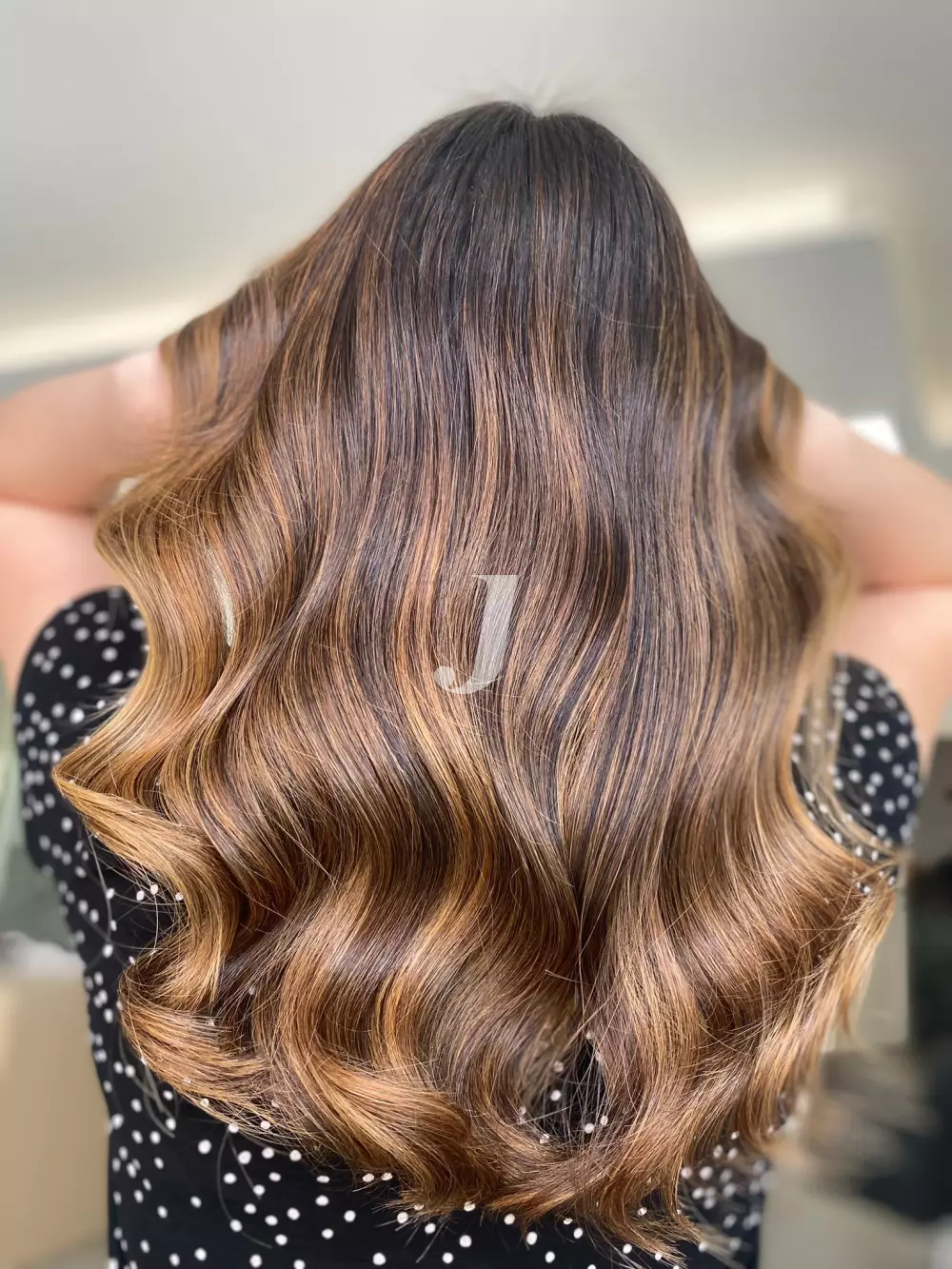 Foto di donna con capelli lunghi biondo scuro sabbia