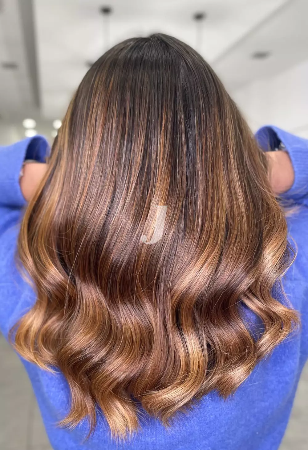 Foto di donna con capelli lunghi biondo scuro sabbia