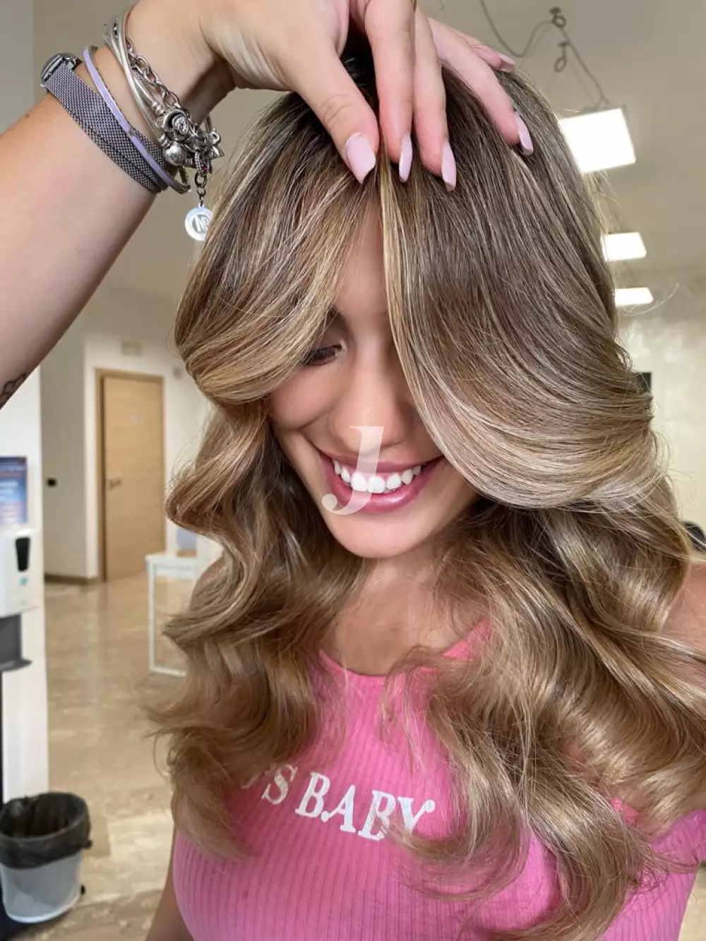 Foto di donna con capelli lunghi biondo scuro sabbia