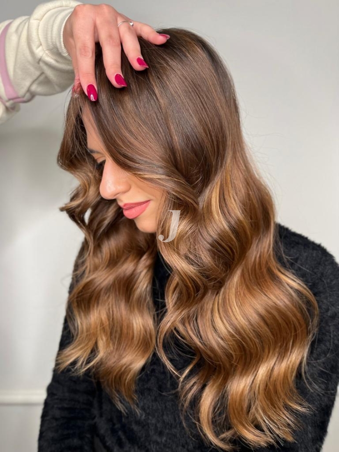 Foto di donna con capelli lunghi biondo scuro sabbia