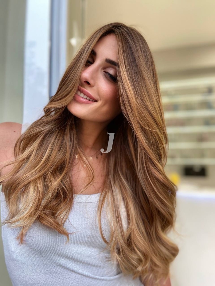 Foto di donna con capelli lunghi biondo scuro sabbia