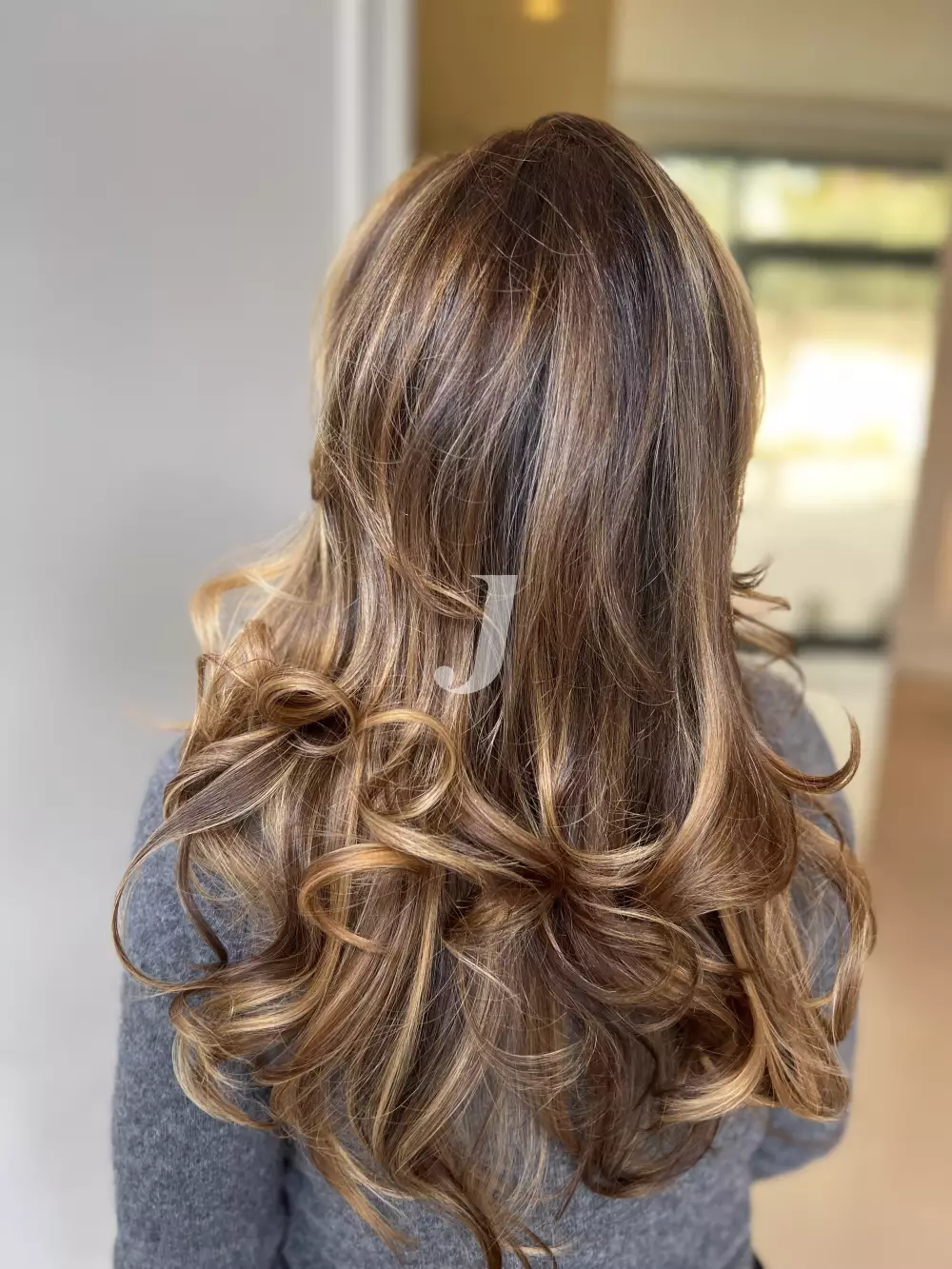 Foto di donna con capelli lunghi biondo scuro sabbia