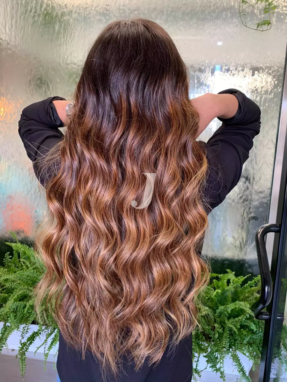 Foto di donna con capelli lunghi biondo scuro sabbia