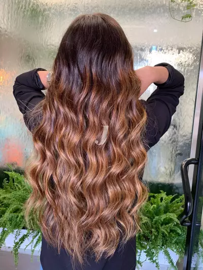 Foto di donna con capelli lunghi biondo scuro sabbia