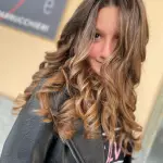 Foto di donna con capelli lunghi biondo scuro sabbia