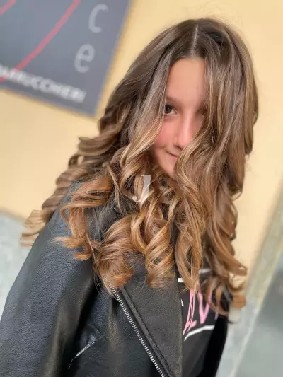 Foto di donna con capelli lunghi biondo scuro sabbia