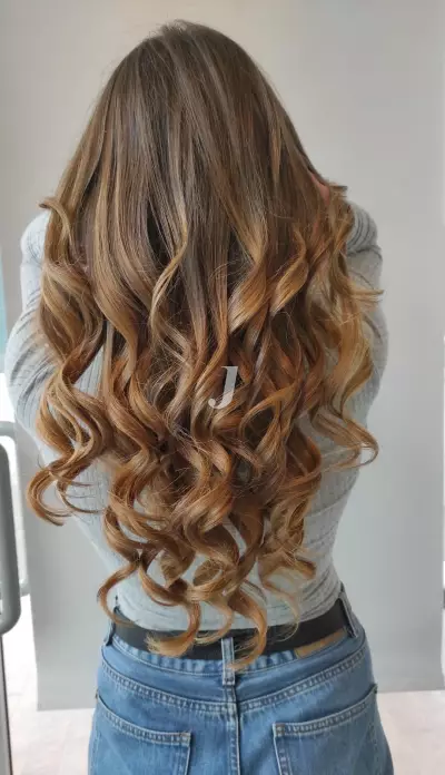Foto di donna con capelli lunghi biondo scuro sabbia