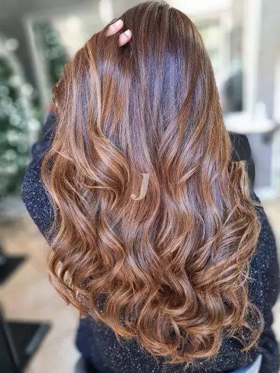 Foto di donna con capelli lunghi biondo scuro sabbia