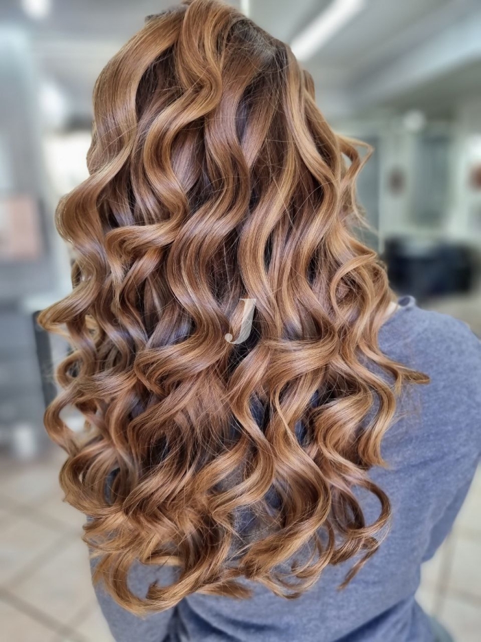 Foto di donna con capelli lunghi biondo scuro sabbia